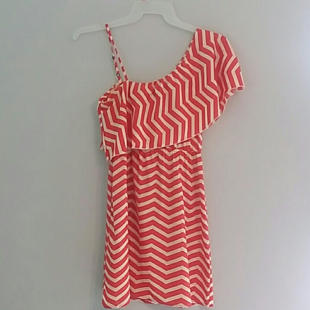 Oh so pretty, mini zig-zag dress!